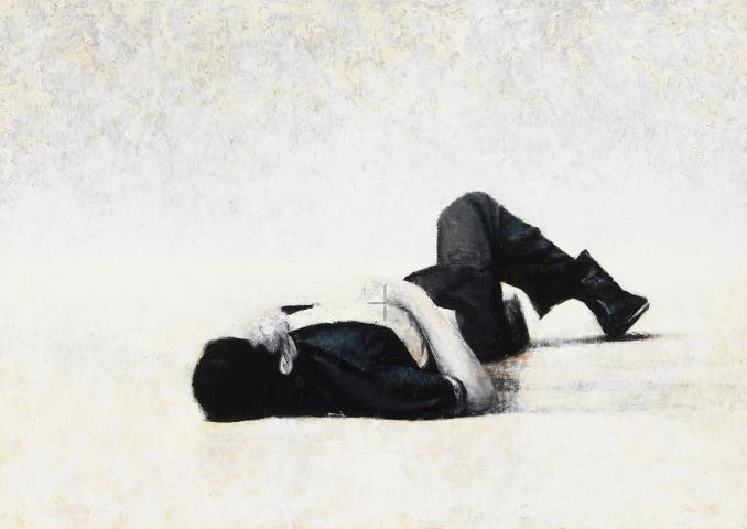 schwarz weißes Ölbild zeigt Person, die auf weißem Boden liegt